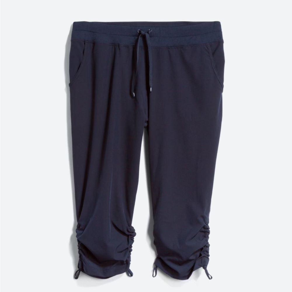ANDREW MARC PERFORMANCE
Marina Straight Leg Capri | XL
